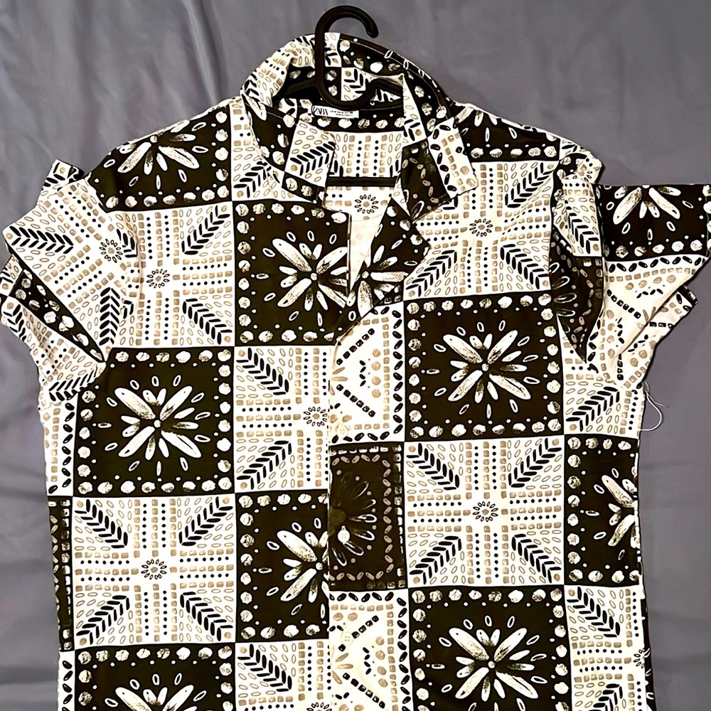 Great condition white and green fitted Zara button down shirt